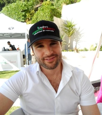 Don't you think Toby looks a bit like that Nick Lachey guy, Jessica Simpson's ex?