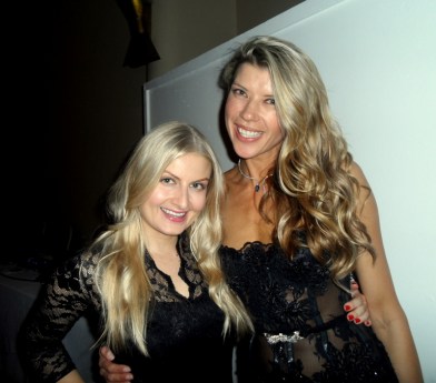 Sadly, Brigitte is not standing on a box. (B, this is why I said I hate taking piccies with you ;-P) 