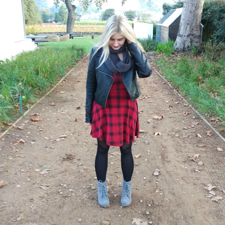 Here's that obligatory slightly pigeon-toed looking downwards fashion blogger shot.