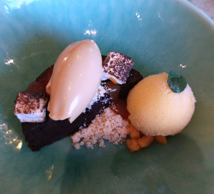 An oozy, gooey chocolate bomb served with creamy pistachio ice cream, this boy basically made my afternoon.