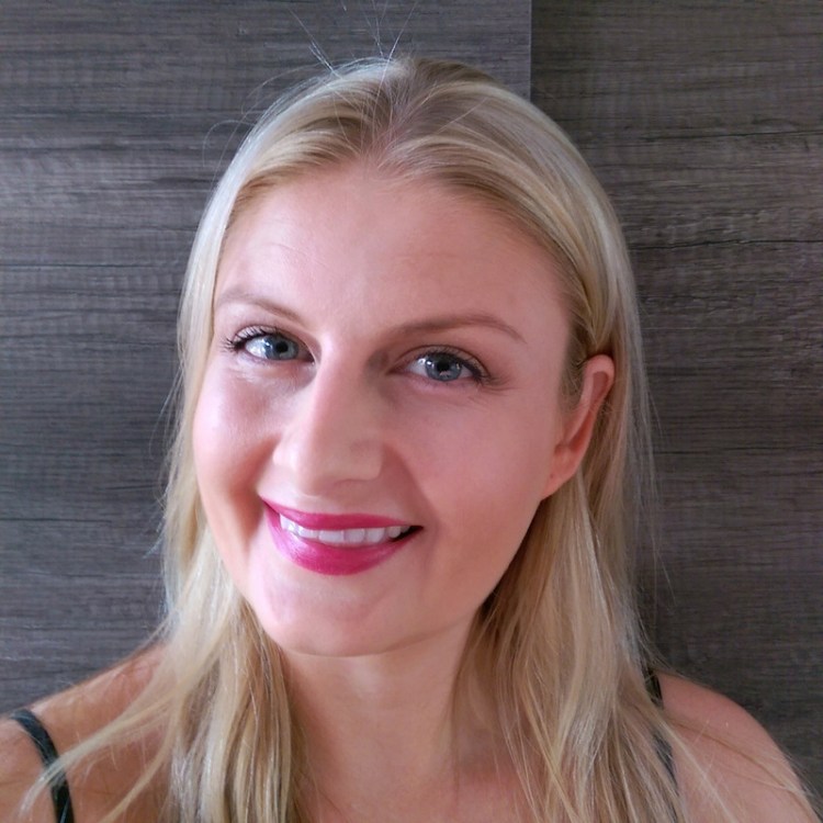 I'm wearing the bronzer on my temples and in the hollows of my cheeks plus the shadows on my eyes. My stupid eye close up came out blurry. Arrgh!