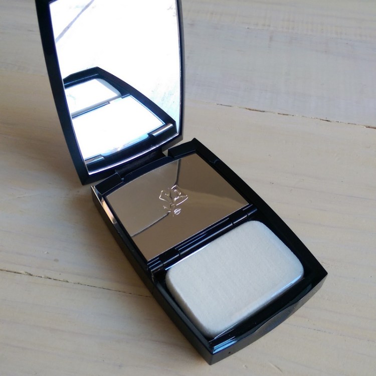 How much do we love compacts that contain a nice, big mirror?