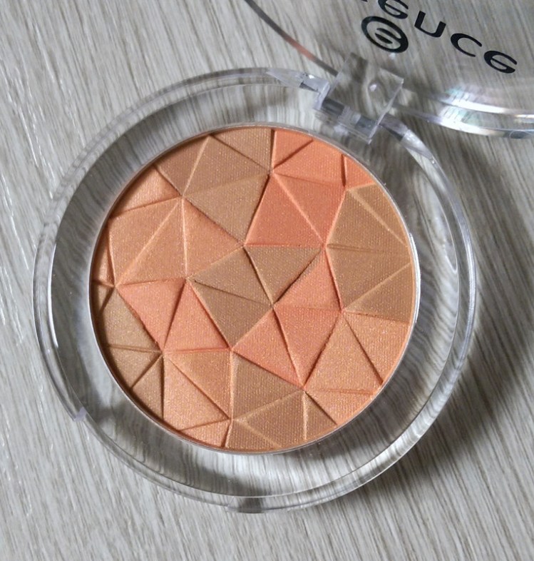 Swirl them up with your brush blush and enjoy a gorgeous multi-dimensional flush.