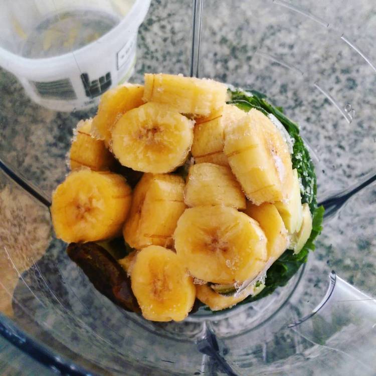 I used my regular el cheapo blender (i.e. not a Nutribullet) and things worked out just fine.