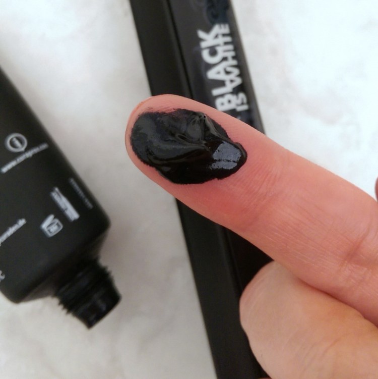 Curaprox say their toothpaste is refreshingly lemony but my mouth picks this up as mint.